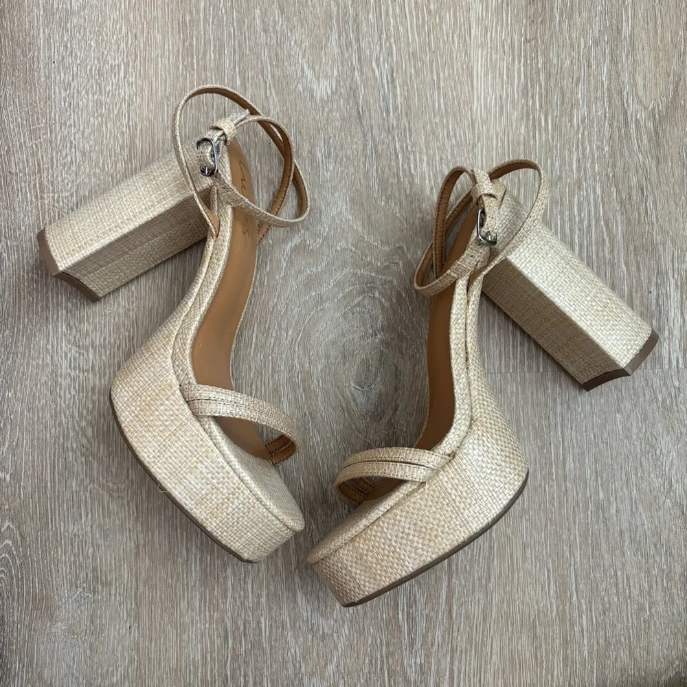 NWOB Lulu’s Brocktan Platform‎ Sandals